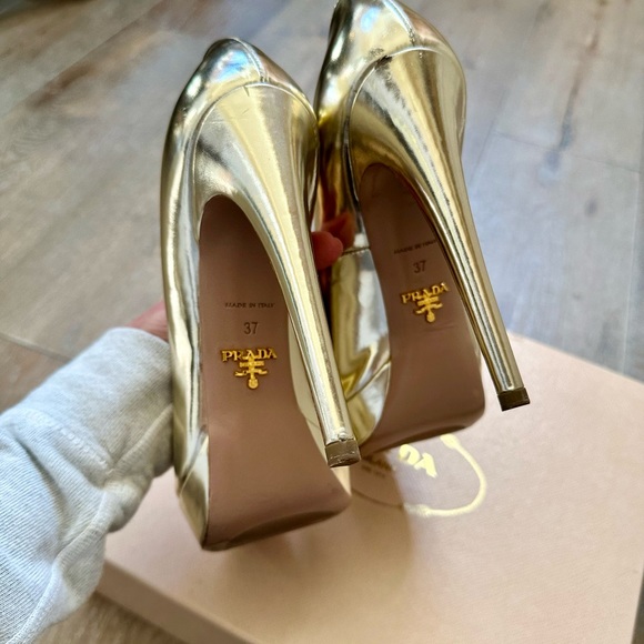 Prada Vitello Specchio Peep-Toe pumps in Gold Patent Leather, size EU 37. - Picture 5 of 11